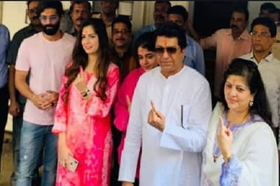 मनसेच्या मोर्चात राज ठाकरे सहकुटुंब सहपरिवार!