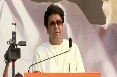 गॉगल लावून मदतीचे फोटो काढणं योग्य आहे का? राज ठाकरेंनी कार्यकर्त्यांचे कान टोचले