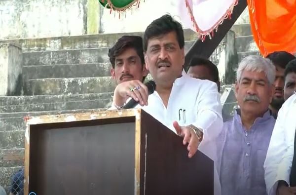 काँग्रेसच्या महापालिकांना मुख्यमंत्री निधी देत नाही, अशोक चव्हाणांचा गंभीर आरोप; आघाडीत खळबळ काँग्रेसच्या महापालिकांना मुख्यमंत्री निधी देत नाही, अशोक चव्हाणांचा गंभीर आरोप; आघाडीत खळबळ