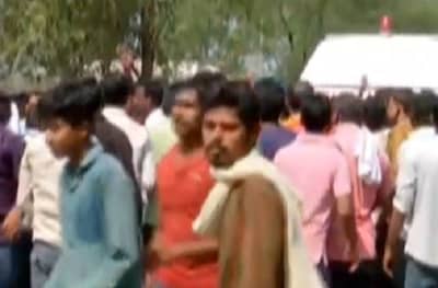 हिंगणघाट पीडितेच्या मृत्यूनंतर जनक्षोभ, रुग्णवाहिका अडवली, पोलिसांनाही धक्काबुक्की