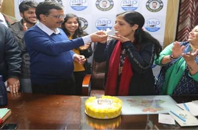 आपच्या कार्यालयात केजरीवाल कुटुंबाचं दुहेरी सेलिब्रेशन