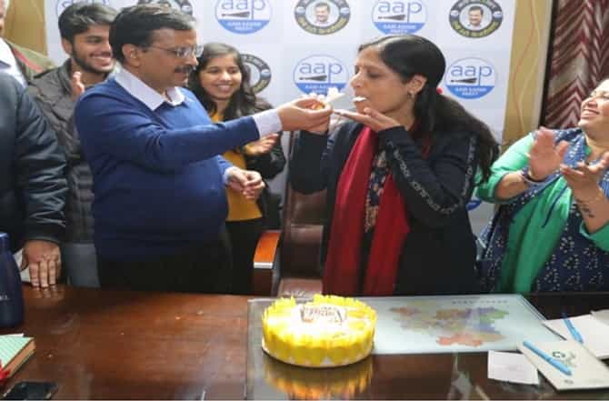 आपच्या कार्यालयात केजरीवाल कुटुंबाचं दुहेरी सेलिब्रेशन