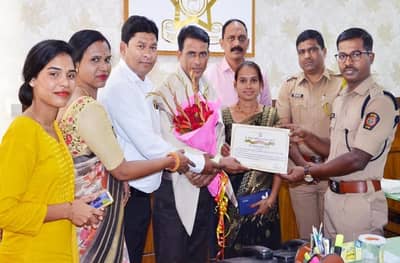 दारोडावासियांच्या दगडफेकीतही धीराने रुग्णवाहिका चालवली, चालकाचा पोलिसांकडून गौरव