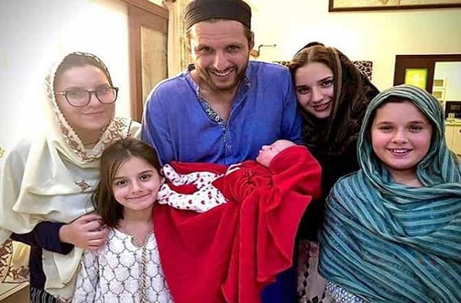 45 वर्षीय शाहीद आफ्रिदीला पाचवी मुलगी, नेटकरी म्हणाले, अजून 6 हव्या!