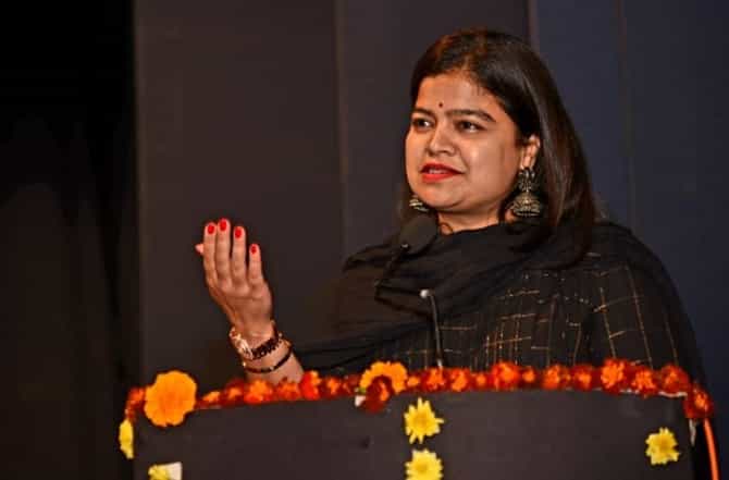 तू राजकारणात आलीस तुझा भाऊ का नाही? पूनम महाजन म्हणतात...