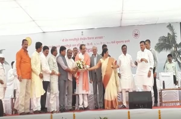 VIDEO : पुढे येण्यासाठी राऊतांनी हात पकडला, नाराज भास्कर जाधवांनी हात झटकला VIDEO : पुढे येण्यासाठी राऊतांनी हात पकडला, नाराज भास्कर जाधवांनी हात झटकला