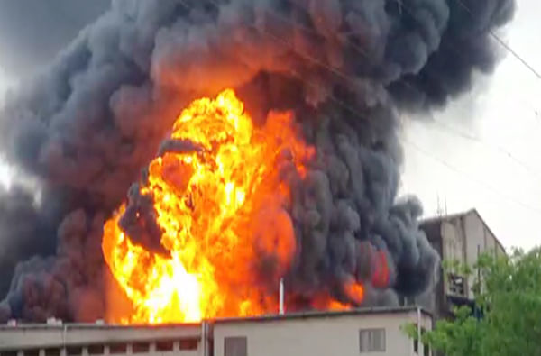 डोंबिवलीत केमिकल कंपनीला भीषण आग, केमिकल बॅरेलच्या स्फोटांची मालिका