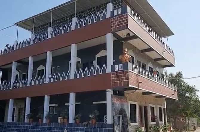 2400 चौ.फू. बंगल्याला किल्ल्याचा आकार, जळगावात शिवप्रेमीने रायगड साकारला
