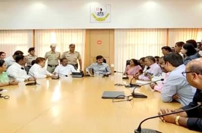 तुकाराम मुंढेंकडून 108 नगरसेवकांना भेटण्यासाठी 15 मिनिटांचा वेळ, बसायला खुर्चीही नाही, भाजप नगरसेवक नाराज