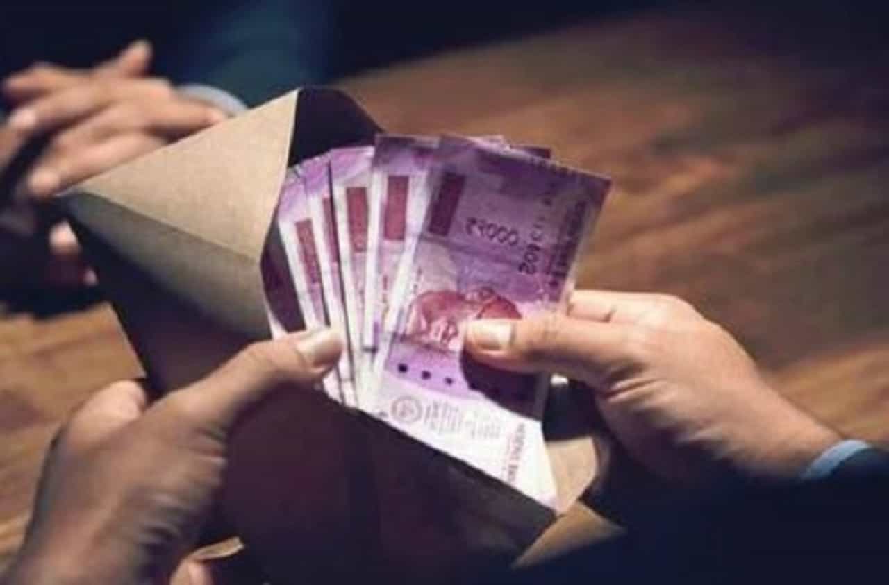 पुणे एसीबीची धडक कारवाई! महापालिकेत लाचखोरांची संख्या जास्त तर महसूल विभागात सर्वाधिक कारवाया