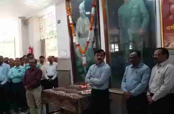 मध्येच वाजलेल्या अधिकाऱ्याचा मोबाईल जप्त, नो जीन्स, क्लीन शेव्ह, तुकाराम मुंढेंची कडक शिस्त!