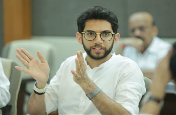 सैन्य दलाच्या जवानांशी दुर्व्यवहार, आदित्य ठाकरेंच्या निर्देशानुसार महाराष्ट्र सदनातील अधिकाऱ्यावर कारवाई