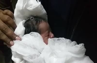 कडाक्याच्या थंडीत दोन दिवसांच्या बाळाला कचऱ्याच्या ढिगाऱ्यात फेकलं, पादचाऱ्यामुळे अर्भकाला जीवदान