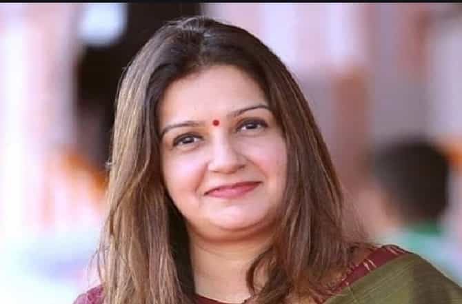 काँग्रेस रिटर्न प्रियांका चतुर्वेदींना शिवसेनेचं तिकीट, खैरे, रावतेंना डावललं