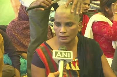 शिक्षिकेचं मुंडण, केस राहुल गांधींना पाठवणार, कारण...