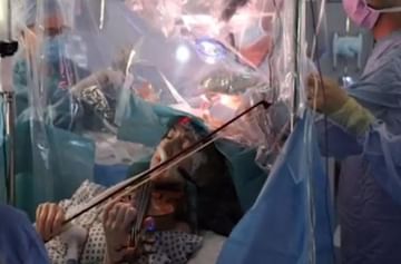 VIDEO : डॉक्टर ब्रेन ट्युमरची शस्त्रक्रिया करत होते, महिला वॉयलिन वाजवत होती!