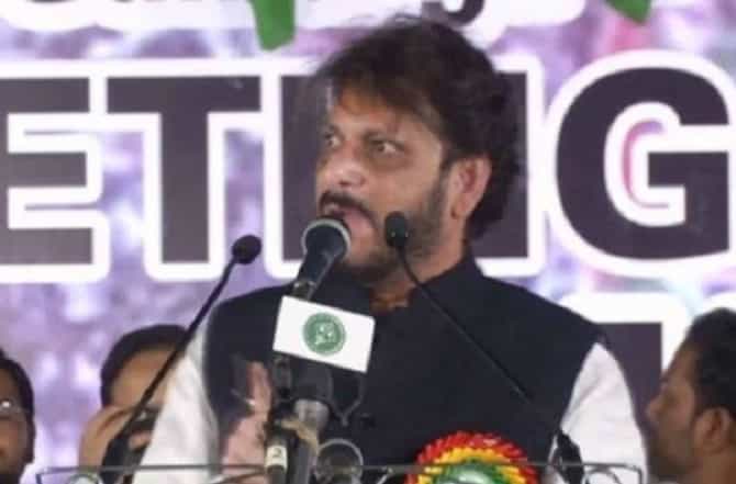 वादग्रस्त वक्तव्य भोवलं, वारिस पठाण यांना पोलिसांची नोटीस