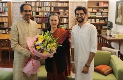 आदित्य ठाकरेंसह मुख्यमंत्री उद्धव ठाकरेंकडून सोनिया गांधींची भेट