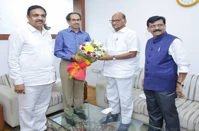 उद्धव ठाकरेंच्या दिल्ली भेटीनंतर वर्षावर तातडीची बैठक, शरद पवार, अजित पवारांशी तासभर चर्चा