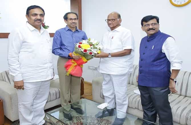 उद्धव ठाकरेंच्या दिल्ली भेटीनंतर वर्षावर तातडीची बैठक, शरद पवार, अजित पवारांशी तासभर चर्चा