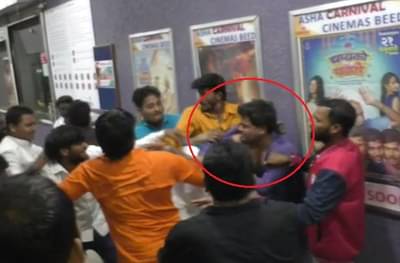 बीडमध्ये चित्रपटगृहासमोरच अभिनेता-दिग्दर्शकाला बेदम मारहाण