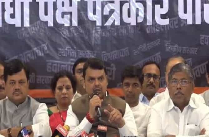 त्यांनी आधी आपापसांत संवाद साधावा, मग आम्हाला बोलवावं, फडणवीसांचा ठाकरे सरकारवर घणाघात
