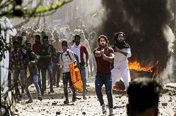 Delhi Riots : CAA वरुन राडा, गोळीबार करणाऱ्याला बेड्या, दिल्ली नेमकी का धुमसतेय?