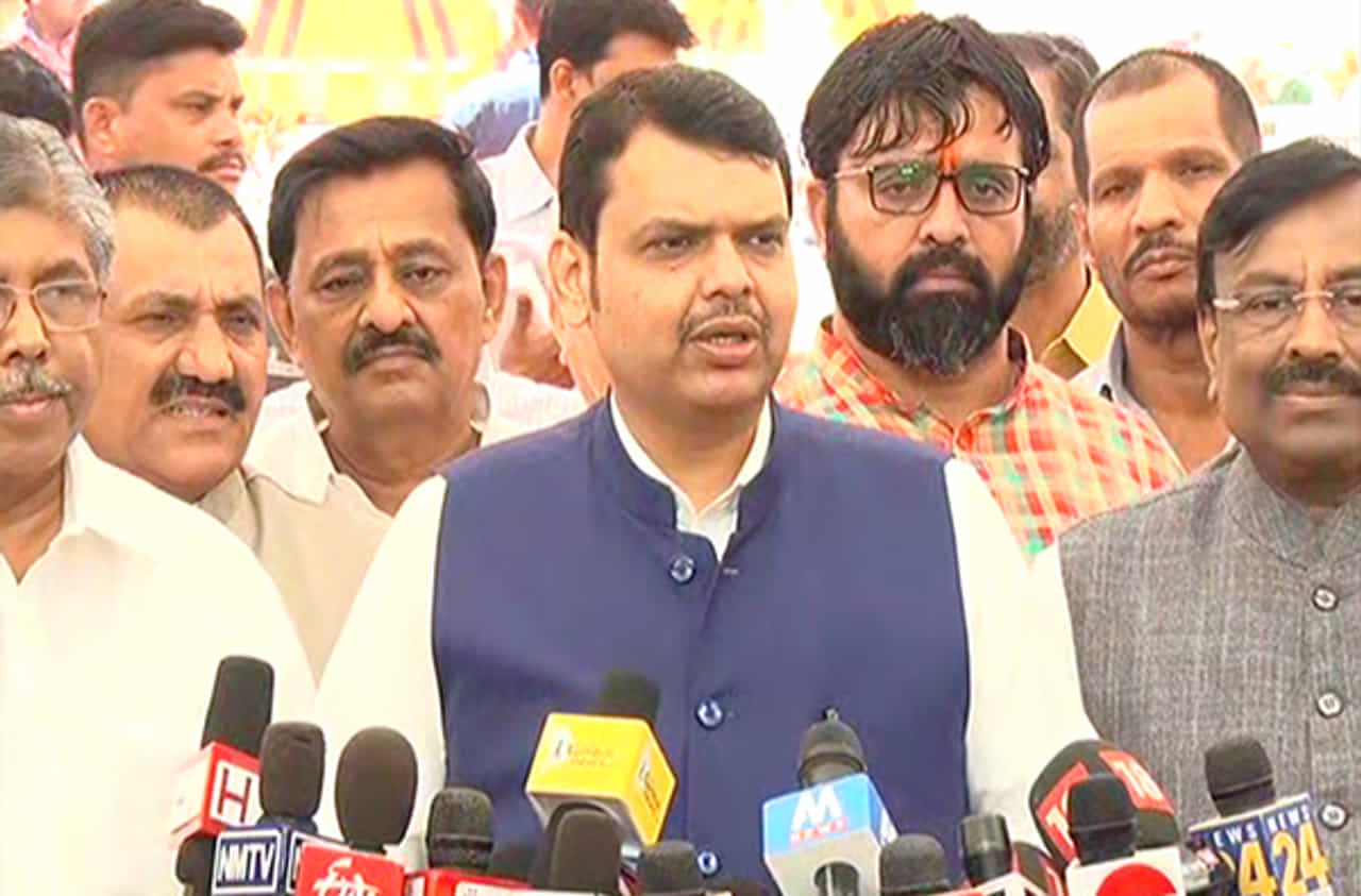 ठाकरे सरकारचा विक्रम, शेतकरी कर्जमाफीला 400 महिने लागतील : देवेंद्र फडणवीस