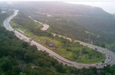 मुंबई-पुणे एक्सप्रेस वेवर साखरेच्या पोत्याचा ट्रक पलटी, दोन अपघातात दोघांचा मृत्यू