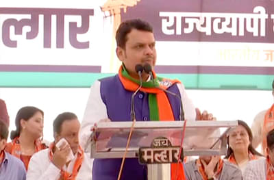 वो मशहूर हुए, जो काबिल न थे! बांधावरच्या घोषणेचं काय झालं? सांगा उद्धवजी सांगा! : देवेंद्र फडणवीस