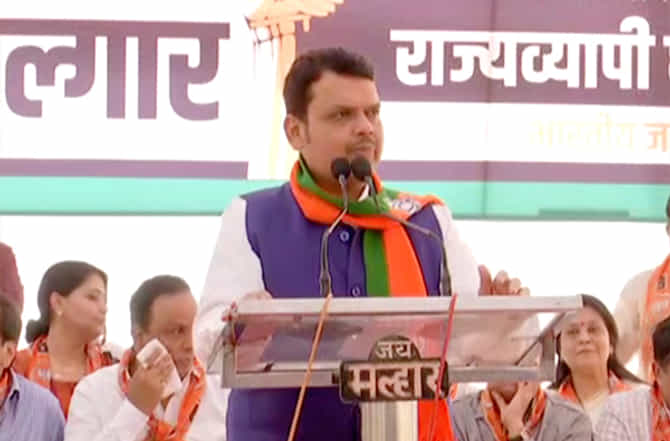 वो मशहूर हुए, जो काबिल न थे! बांधावरच्या घोषणेचं काय झालं? सांगा उद्धवजी सांगा! : देवेंद्र फडणवीस