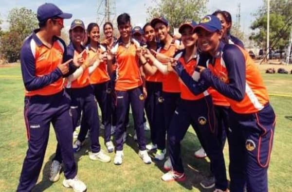 अंडर 19 संघात महिला क्रिकेटपटूचा नवा विक्रम, एकटीनेच अख्ख्या संघाला तंबूत पाठवले