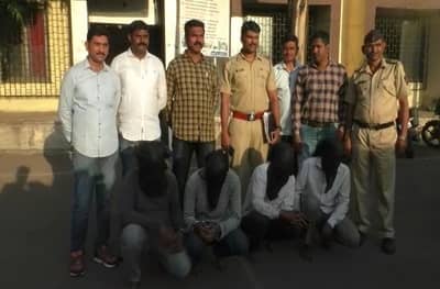 लिफ्ट देण्याच्या बहाण्याने प्रवाशांना लुटणारी टोळी गजाआड