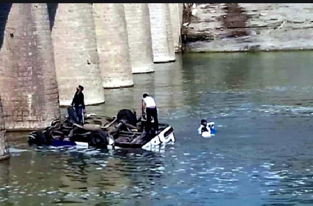 तुझ्या माहेरचे 24 जण अपघातात गेले, मुलीच्या डोक्यावर अक्षता पडताच बापाचा बांध फुटला