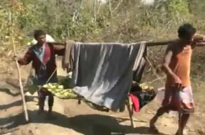 VIDEO : रस्ता नसल्याने झोळीत टाकून गरोदर महिलेला रुग्णालयात नेले