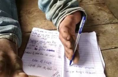 दोन्ही हात नाहीत, पायाने पेपर लिहिले, गुण मिळाले.....