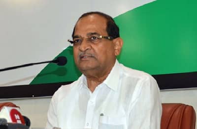 मुख्यमंत्र्यांचा रिमोट दुसऱ्याच्या हातात, त्यांना निर्णय घेता येत नाहीत : विखे पाटील