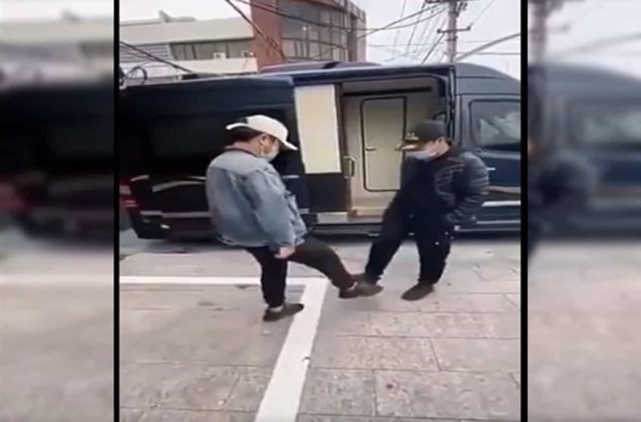 Coronavirus : कोरोनाची भीती, हाताऐवजी पायाने हँडशेक, व्हिडीओ व्हायरल