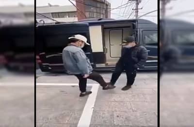 Coronavirus : कोरोनाची भीती, हाताऐवजी पायाने हँडशेक, व्हिडीओ व्हायरल