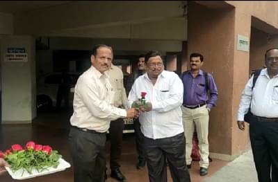 पुणे झेडपीत ऑन टाईम कर्मचाऱ्यांना गुलाब, लेटलतिफांसाठी तीन नियम