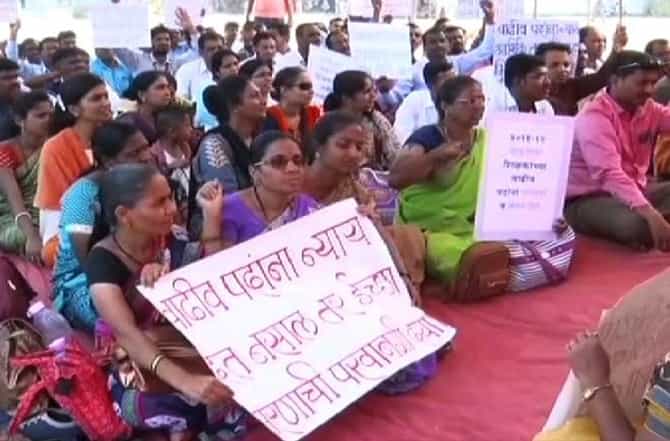 लेकरं-बाळांसह महिला शिक्षक आझाद मैदानावर, निवृत्ती आली तरीही पगार नाही, शिक्षक बाप ढसढसा रडला