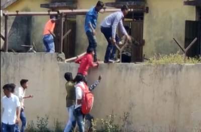 भिंतीवर चढून विद्यार्थ्यांना कॉपी, यवतमाळमध्ये कॉपीबहाद्दरांचा सुळसुळाट