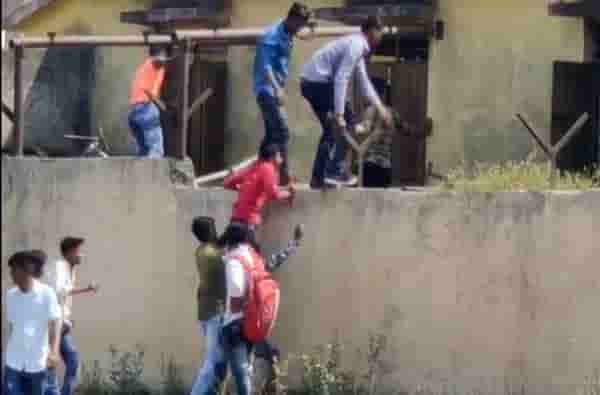 भिंतीवर चढून विद्यार्थ्यांना कॉपी, यवतमाळमध्ये कॉपीबहाद्दरांचा सुळसुळाट