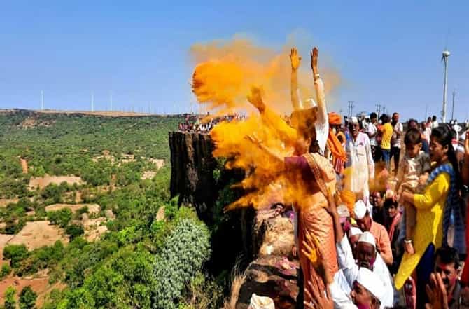 तेराशे मीटर उंच सह्याद्रीच्या माथ्यावर निसर्गपूजा