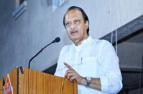 महाराष्ट्रात संचारबंदीचा विचार, उपमुख्यमंत्र्यांचा इशारा, विनाकारण रस्त्यावर दिसल्यास गुन्हा महाराष्ट्रात संचारबंदीचा विचार, उपमुख्यमंत्र्यांचा इशारा, विनाकारण रस्त्यावर दिसल्यास गुन्हा