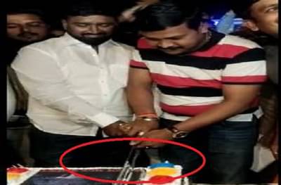 पुण्यात तलवारीने केक कापला, बर्थडे बॉयवर गुन्हा दाखल