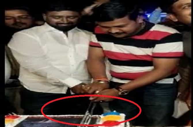 पुण्यात तलवारीने केक कापला, बर्थडे बॉयवर गुन्हा दाखल