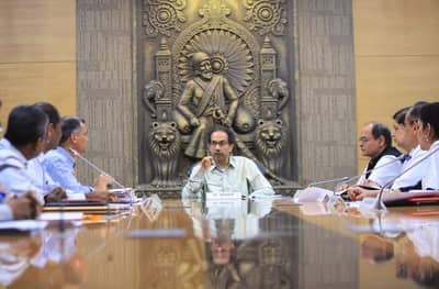 आधी मुख्यमंत्री-उपमुख्यमंत्र्यांची अडीच तास बैठक, मग तासभर मुख्यमंत्र्यांची पोलीस महासंचालकांशी चर्चा