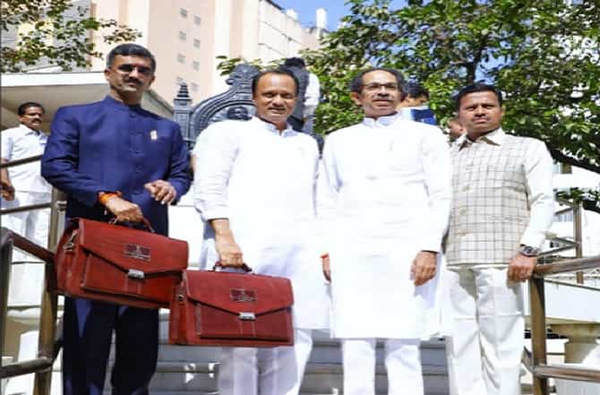BUDGET 2020 : आमदारांच्या निधीत एक कोटींची वाढ, बाकं वाजवून अजित पवारांच्या निर्णयाचे स्वागत