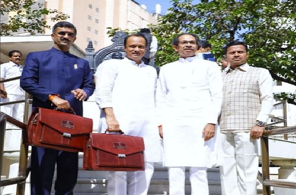 BUDGET 2020 : आमदारांच्या निधीत एक कोटींची वाढ, बाकं वाजवून अजित पवारांच्या निर्णयाचे स्वागत